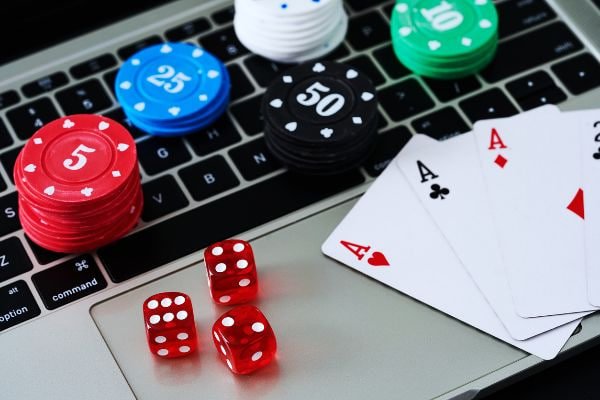 Người chơi trải nghiệm slot nổ hũ trên điện thoại tại f888